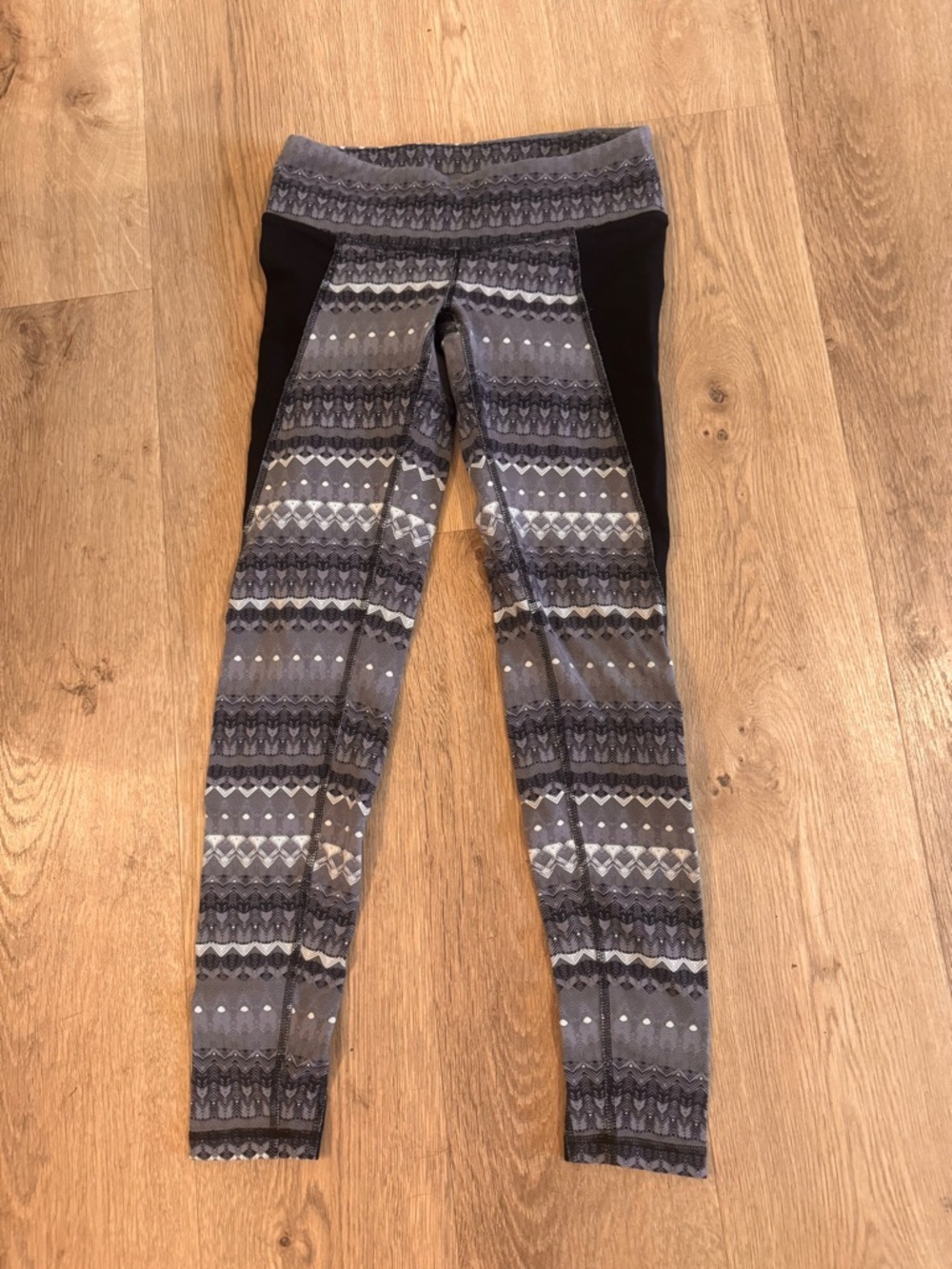 ALO Yoga Gray Patterned Leggings with Black Side Panels